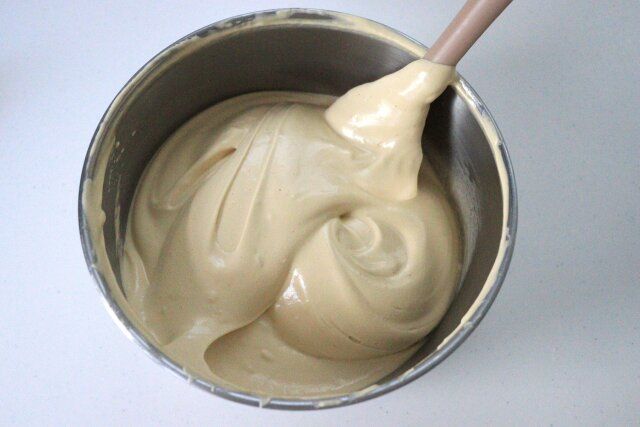 ほうじ茶ロール生地を作る メレンゲ加えて混ぜる