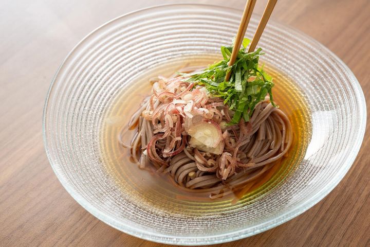 めんつゆをかけて薬味をのせる