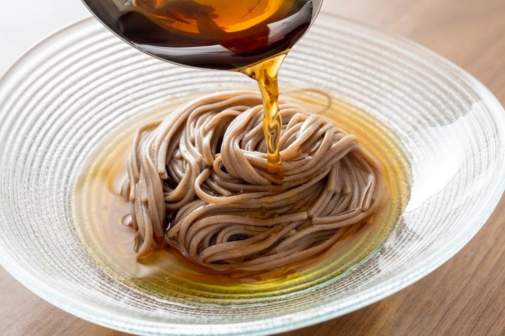 めんつゆをかけて薬味をのせる