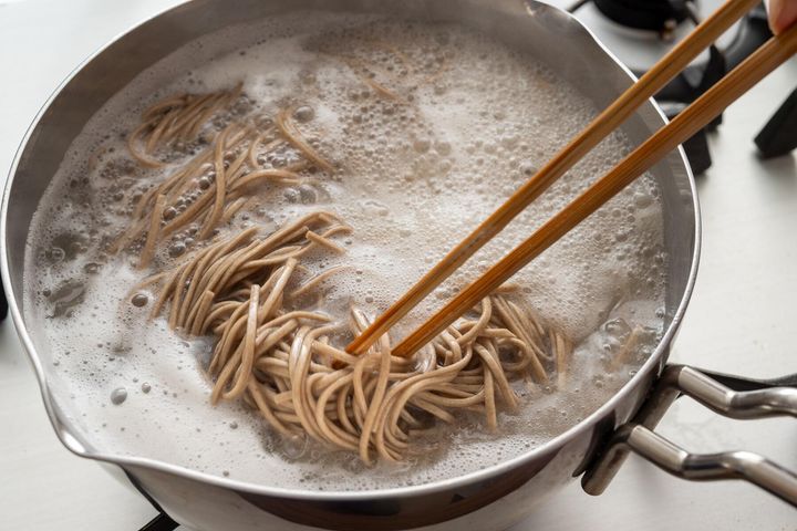 そばをゆでて冷水でしめる