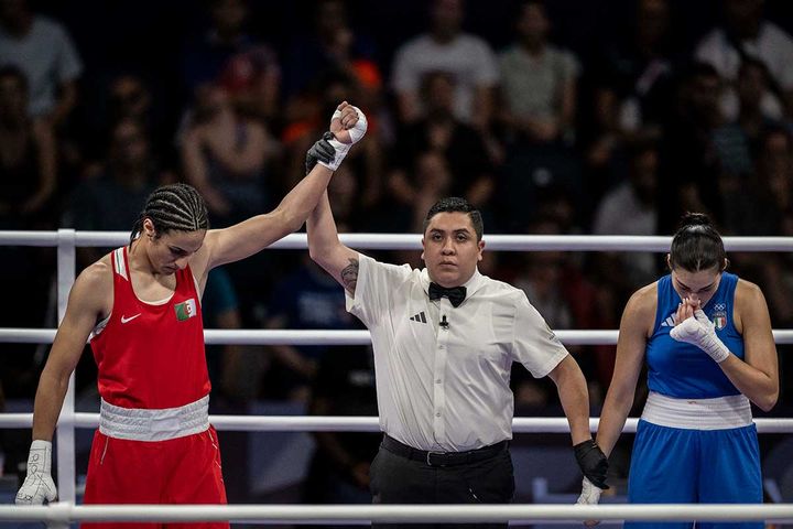 “性別騒動”渦中のイマネ・ケリフ（左）と、わずか46秒で棄権したアンジェラ・カリニ（C）ロイター