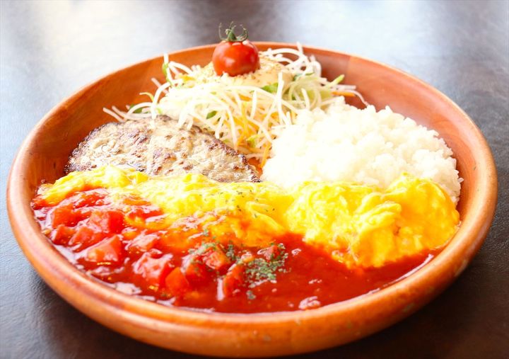 期間限定メニューとして販売中の「角切りトマトのオムバーグディッシュ」