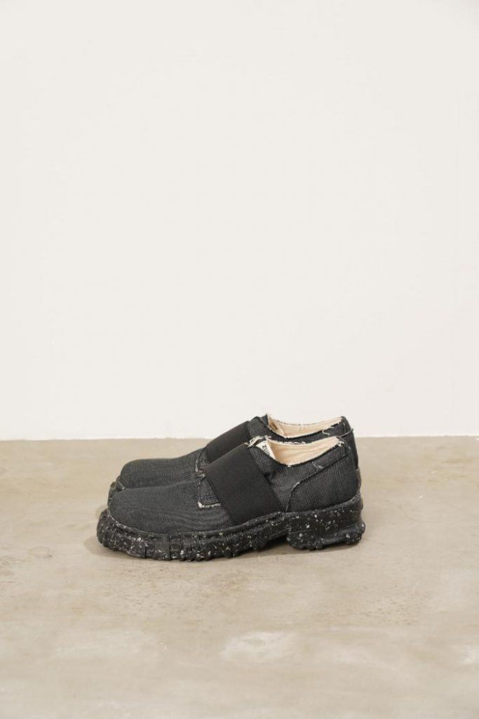 《ズッカ》と《ミハラ ヤスヒロ》による初コラボが実現！ヴィンテージ感漂う独特な風合いが魅力のデニムシューズが数量限定発売