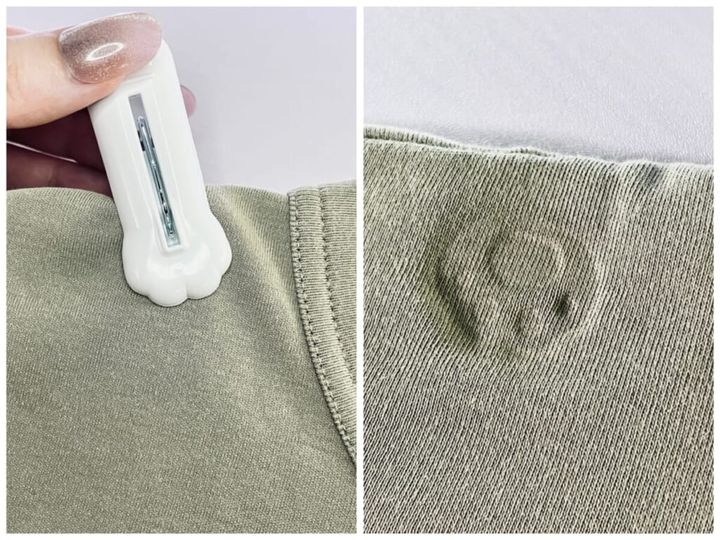 ダイソーの「スタンプ洗濯クリップ＜肉球柄＞」を手に持ってTシャツに挟んでいる画像、猫の肉球跡のスタンプがついている様子を紹介する画像