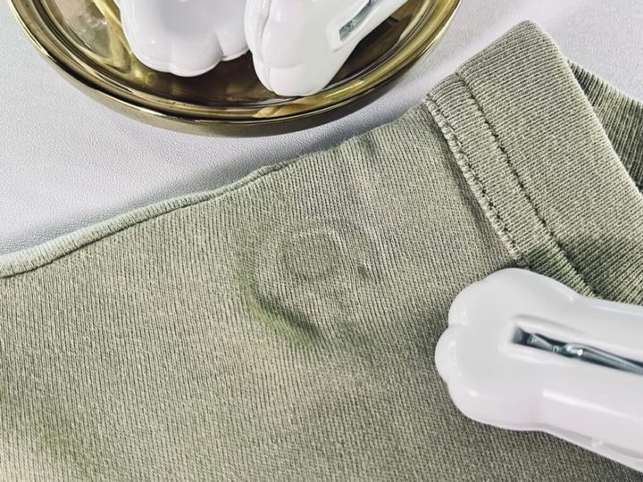 ダイソーの「スタンプ洗濯クリップ＜肉球柄＞」と、猫の肉球跡のスタンプがついている様子を並べて紹介する画像