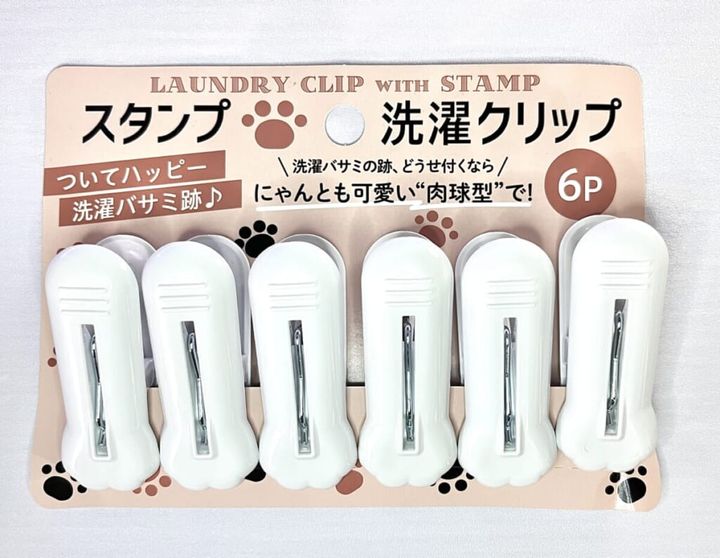 ダイソーの「スタンプ洗濯クリップ＜肉球柄＞」を机に置いて紹介する画像