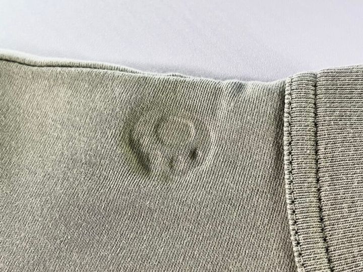 「スタンプ洗濯クリップ＜肉球柄＞」を使い、猫の肉球跡のスタンプがついている様子を紹介する画像