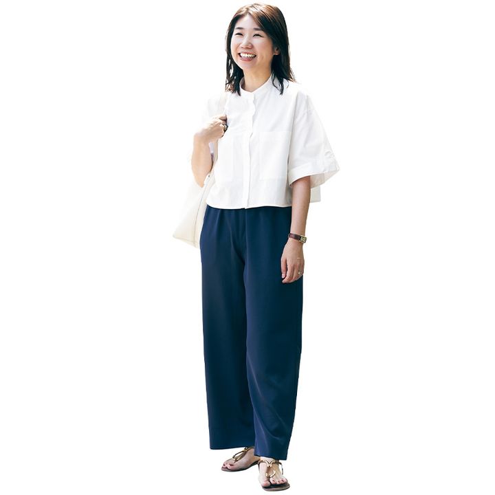 光沢感控えめのWRAYのサテンパンツで清潔感コーデ