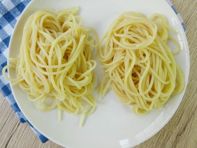 電子レンジ調理とゆで調理の麺を並べる