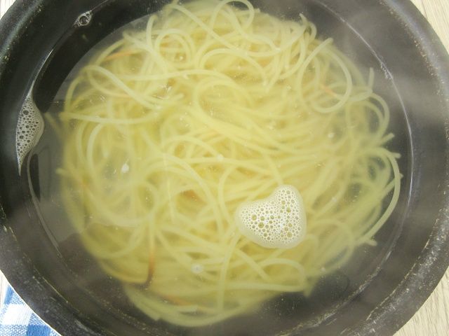 パスタをゆで調理している様子