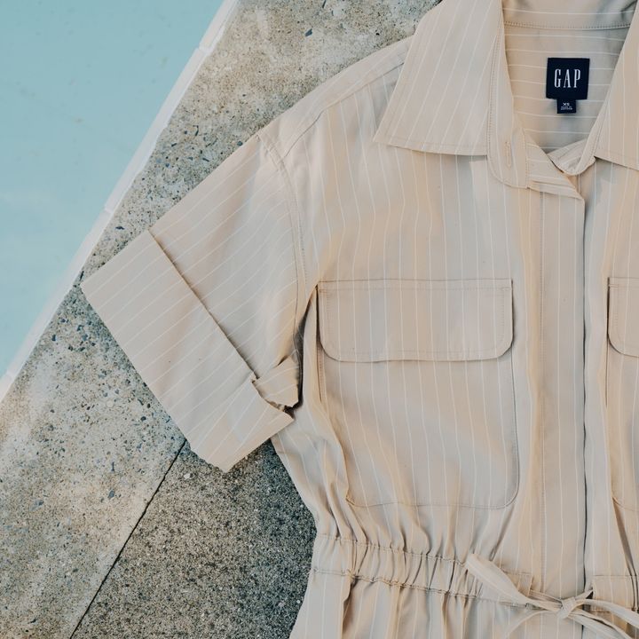 気負わずに着るストライプシャツワンピスタイルは、きれい色スニーカーがアクセサリー代わり【マイスタンダードブック】