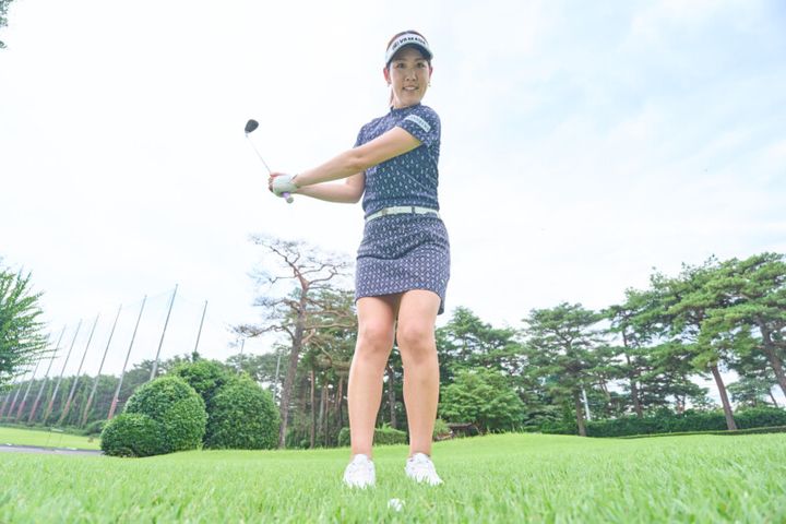 アプローチは“手”ではなく“足”を使う！女子プロがミスを防ぐコツを解説！