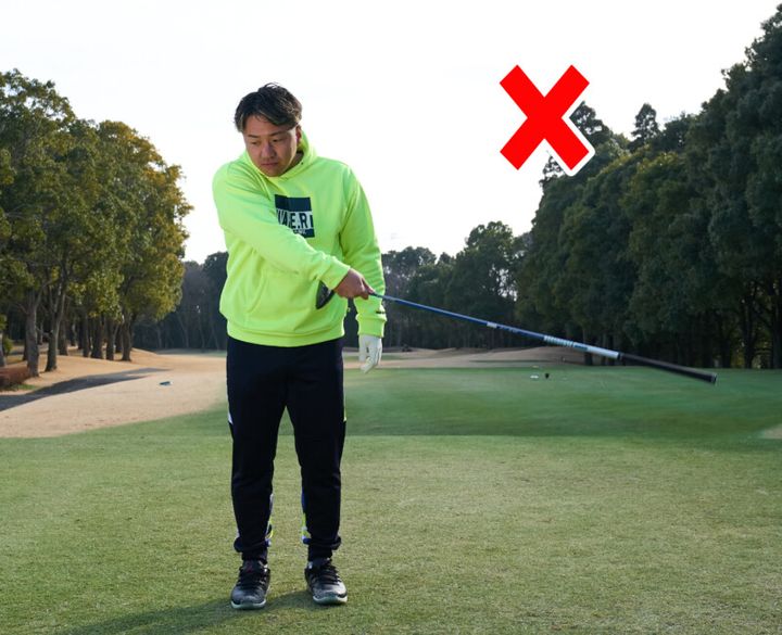 ラウンド前やミス直後に“絶対やるべき素振り6選”！人気コーチが解説