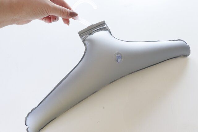 セリア 空気で膨らむトラベル用ハンガー サイズ