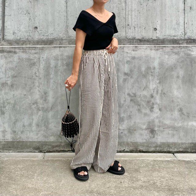 2024夏黒トップスストライプワイドパンツコーデ