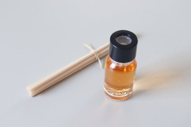 セリアのミニサイズなディフューザー キンモクセイ