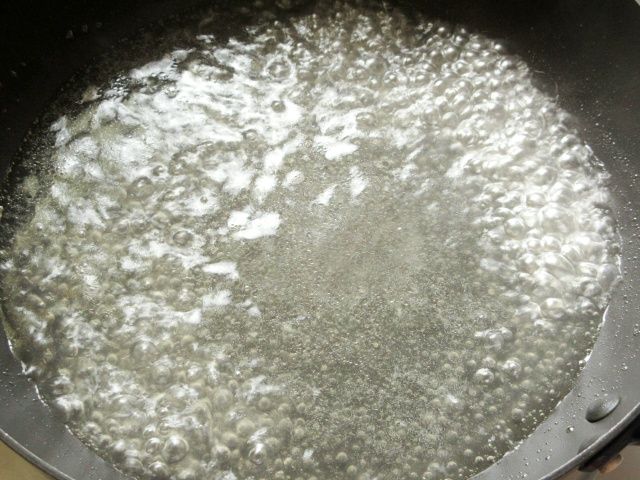 ほたて貝柱だしを沸騰させる