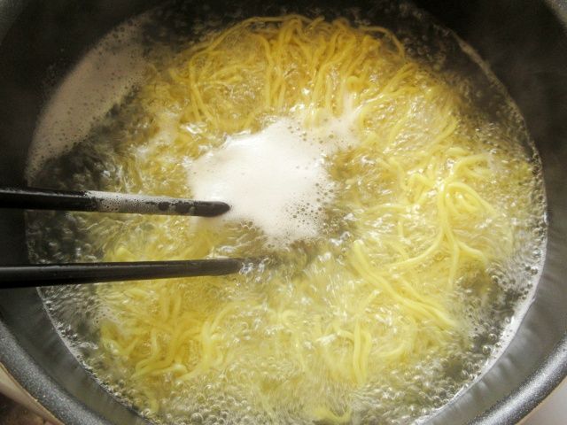 麺をゆでる