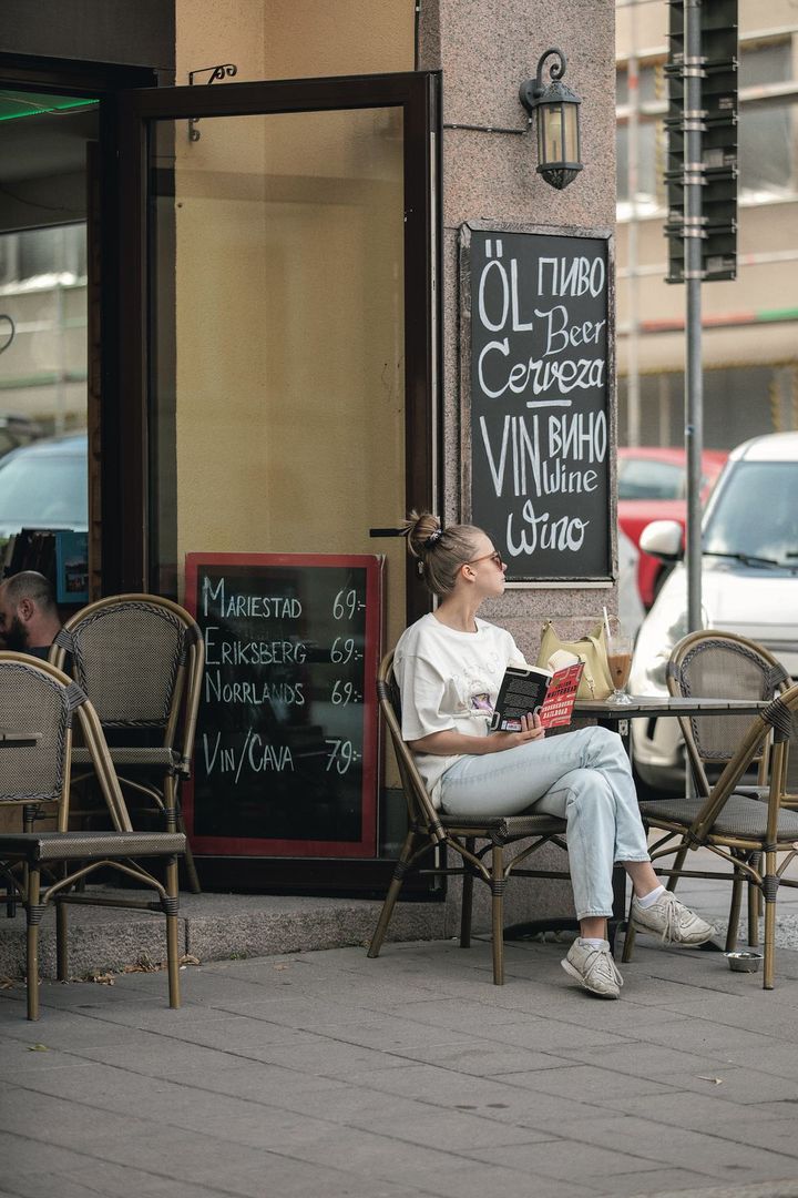夏はTシャツ×デニムのシンプルコーデが大人気！小物やヘアスタイルで差をつけたコーデ