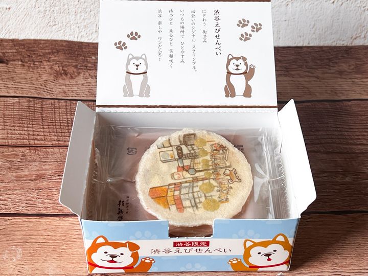 中でもわんこが挨拶する「渋谷えびせんべい」のパッケージ