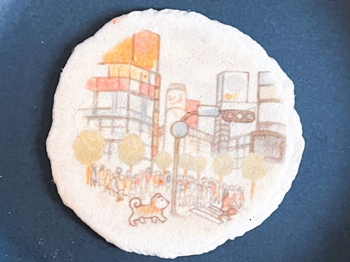 スクランブル交差点を歩くわんこの「渋谷えびせんべい」