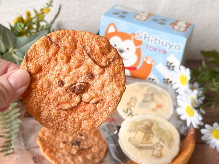 手に持った「渋谷えびせんべい」