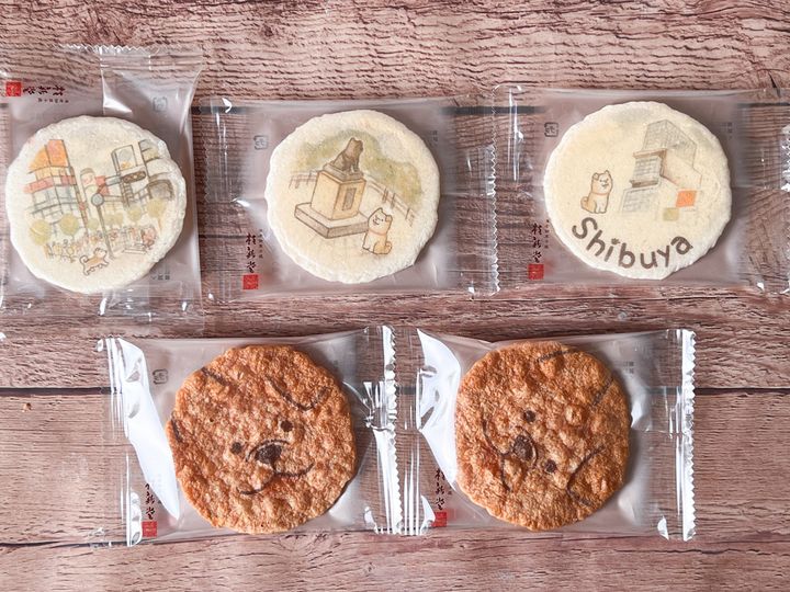 テーブルに並ぶ「渋谷えびせんべい」の5枚のせんべい