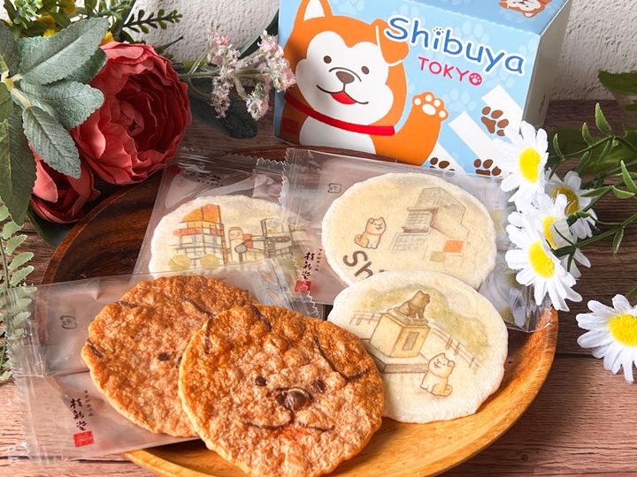 テーブルに並んだ「渋谷えびせんべい」