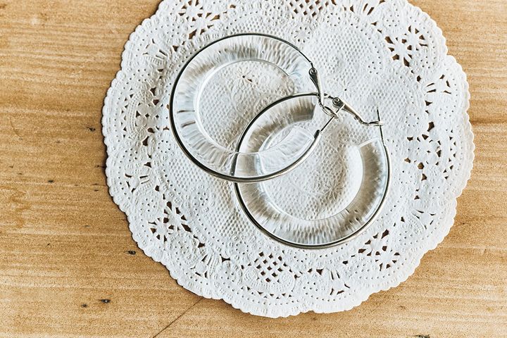 夏のシンプルファッションに映える！個性のあるまあるいアクセサリー