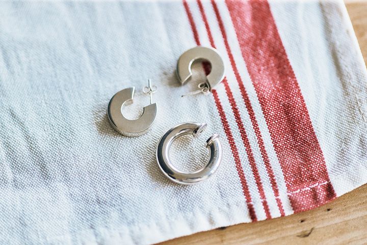 夏のシンプルファッションに映える！個性のあるまあるいアクセサリー