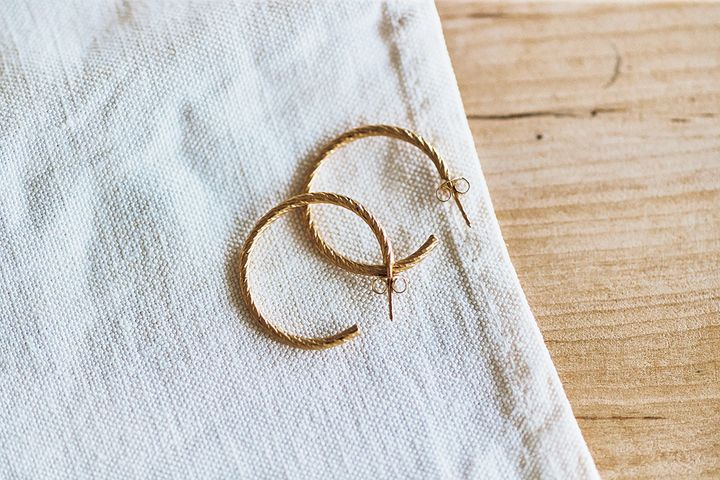 夏のシンプルファッションに映える！個性のあるまあるいアクセサリー