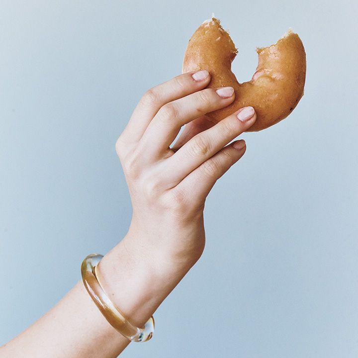 夏のシンプルファッションに映える！個性のあるまあるいアクセサリー