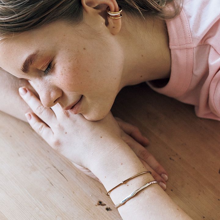 夏のシンプルファッションに映える！個性のあるまあるいアクセサリー