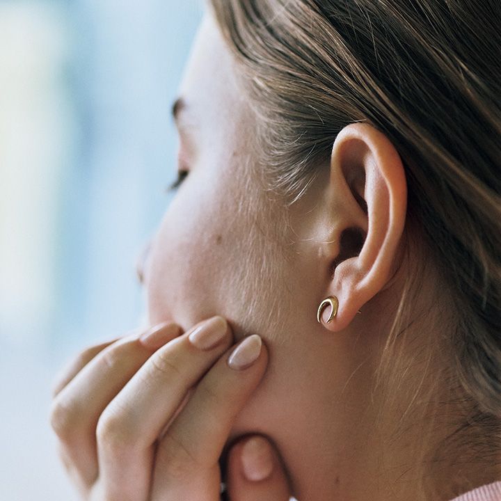 夏のシンプルファッションに映える！個性のあるまあるいアクセサリー