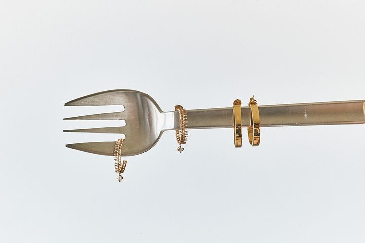 夏のシンプルファッションに映える！個性のあるまあるいアクセサリー