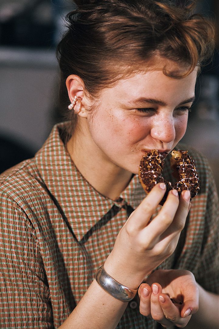 夏のシンプルファッションに映える！個性のあるまあるいアクセサリー