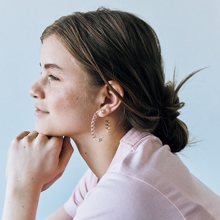 夏のシンプルファッションに映える！個性のあるまあるいアクセサリー