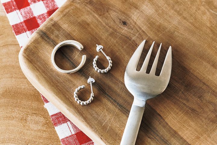 夏のシンプルファッションに映える！個性のあるまあるいアクセサリー