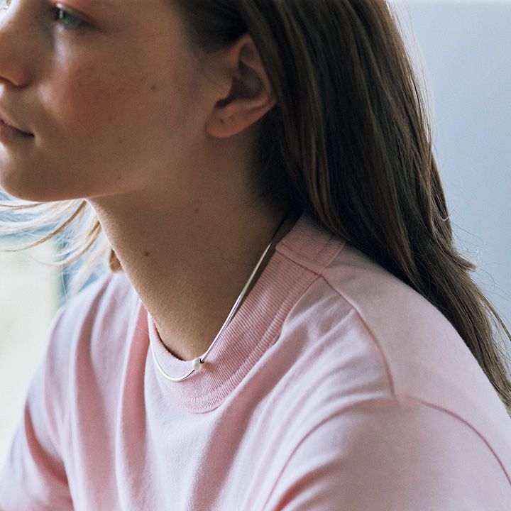 夏のシンプルファッションに映える！個性のあるまあるいアクセサリー