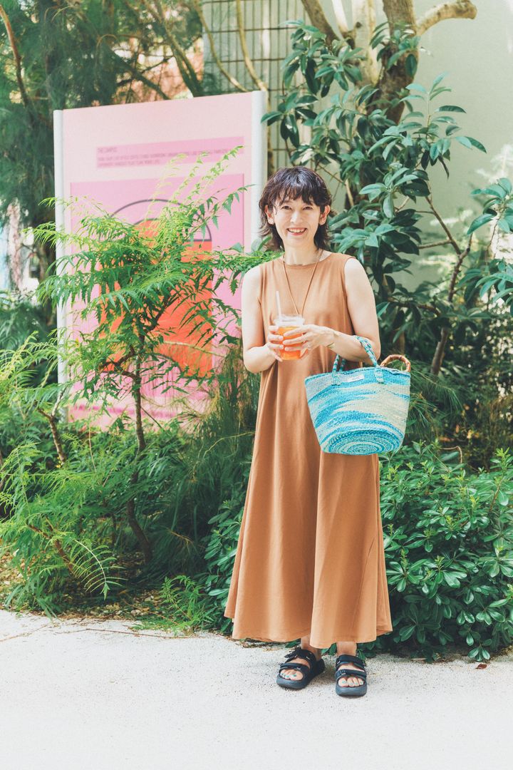 一枚で決まる大人の夏ワンピースコーデ。小物使いで季節感をプラス【話題のイベントに集まる人をスナップ】