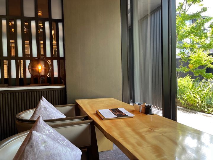 庭に面したカウンター席
