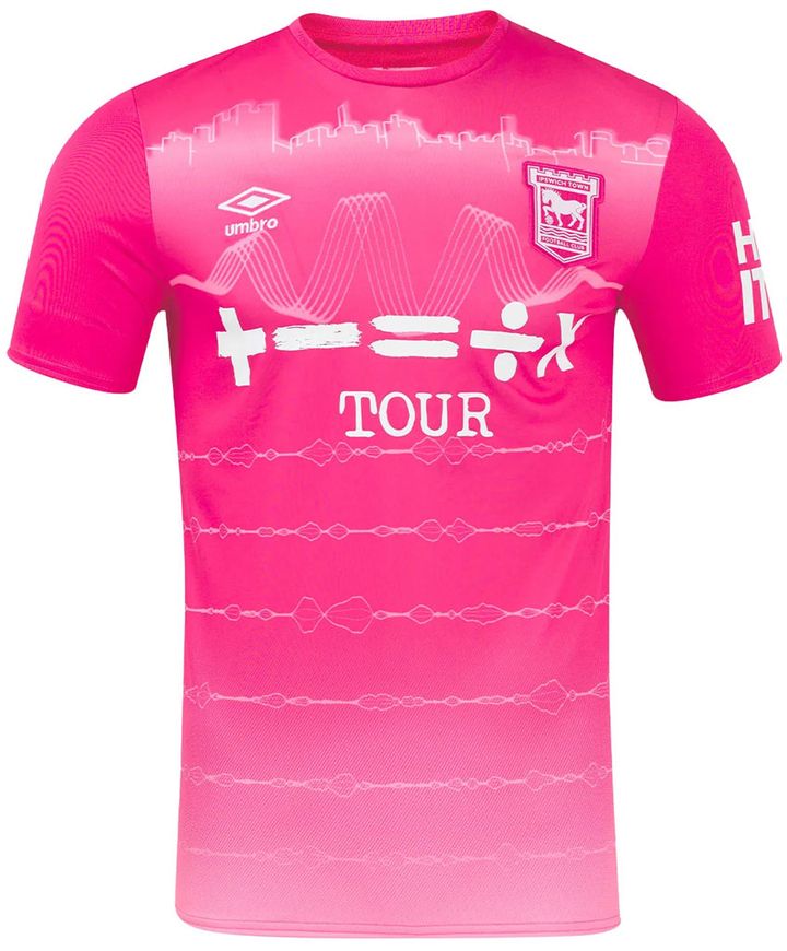 イプスウィッチ、“プレミア復帰”の2024-25新ユニフォーム！胸ロゴは「歌手エド・シーランの数学ツアー」に