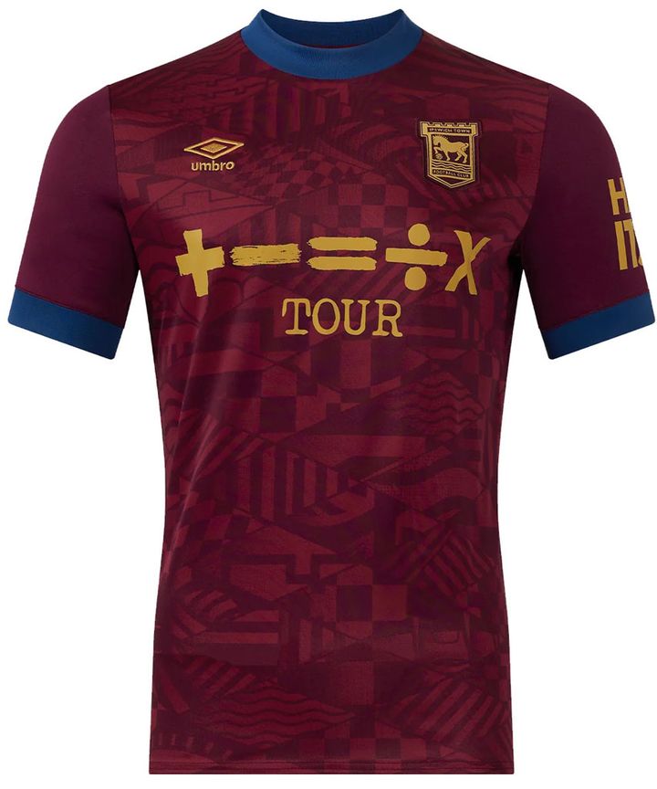 イプスウィッチ、“プレミア復帰”の2024-25新ユニフォーム！胸ロゴは「歌手エド・シーランの数学ツアー」に