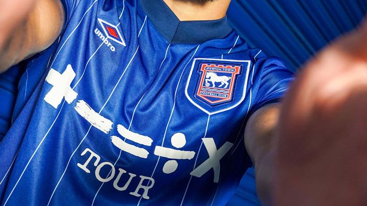 イプスウィッチ、“プレミア復帰”の2024-25新ユニフォーム！胸ロゴは「歌手エド・シーランの数学ツアー」に