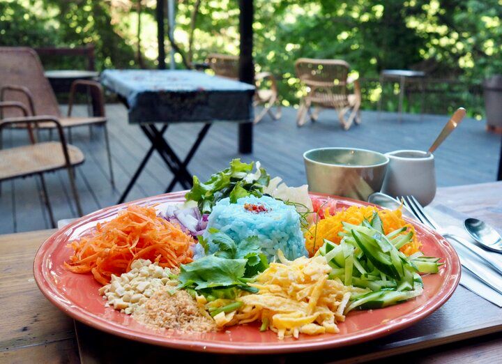 鎌倉の森でランチ♪ お花畑みたいな創作料理を癒やしのテラス席で「アッシュカフェ カマクラ」