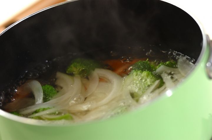 具材たっぷり！ごろっとブロッコリーとソーセージのコンソメスープ by 和田 良美さんの作り方1