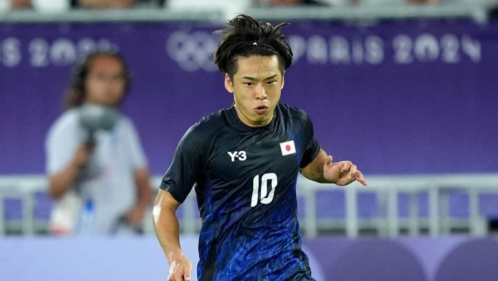 「さすがにコアラすぎてる」 QPR斉藤光毅、劇的アシストで身長差18cmの味方に抱きつく