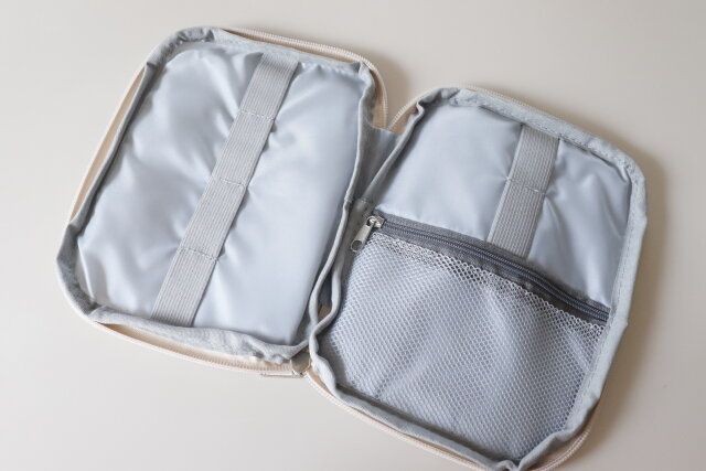 ダイソーのスマートウォッチバンド収納ケースを開けた図