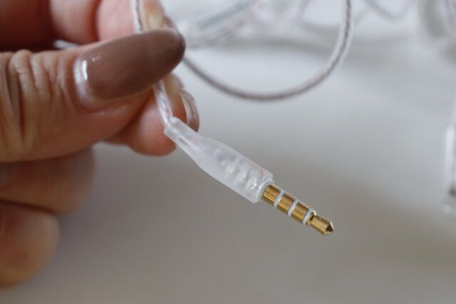 ダイソーのリモコンマイク付ステレオイヤホン（クリア）のプラグ