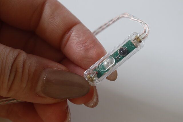 ダイソーのリモコンマイク付ステレオイヤホン（クリア）のリモコン部分